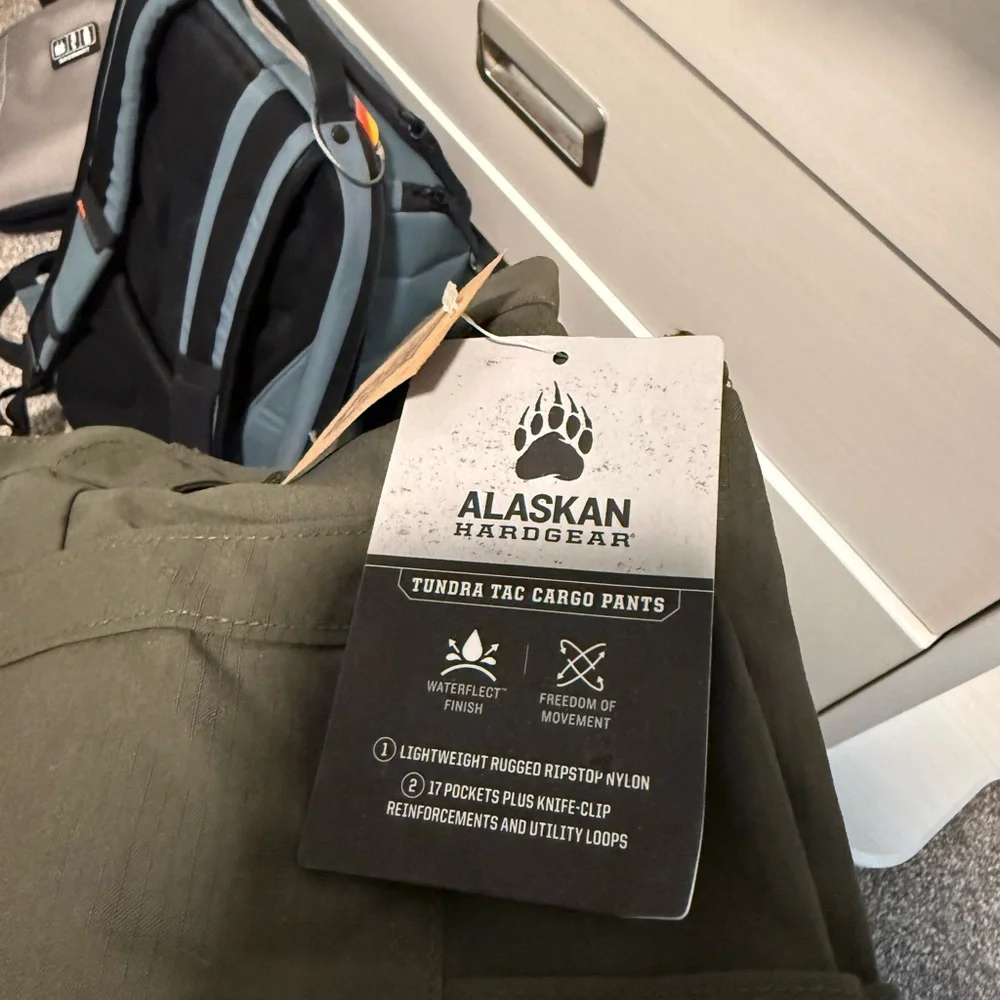 Duluth Trading Co Men's Green Cargo Pants - Picture 5 of 5